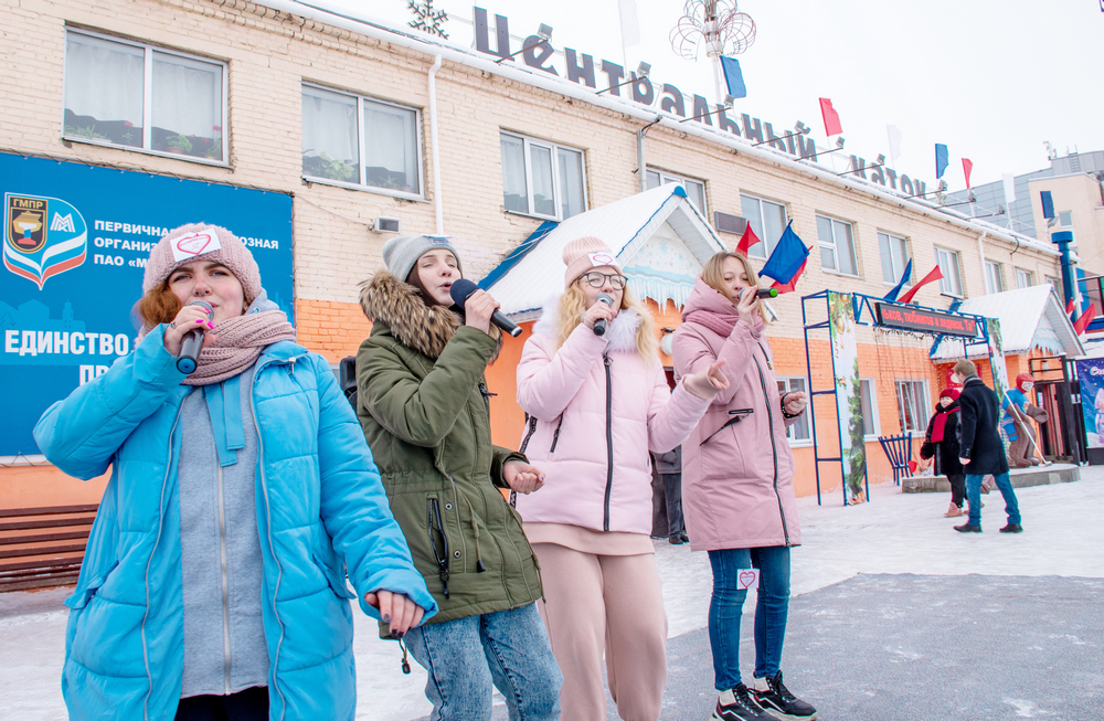 Центральный каток Магнитогорск. Каток на 14 школе Магнитогорск. Волонтеры в Магнитогорске фото. Магнитогорск день города сотрудничество.